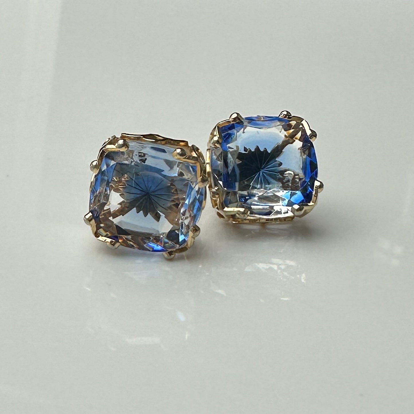 VJ-9079 Emmons "Blue Ice" イヤリング – クラシックなクラウンセッティングデザイン ヴィンテージジュエリー