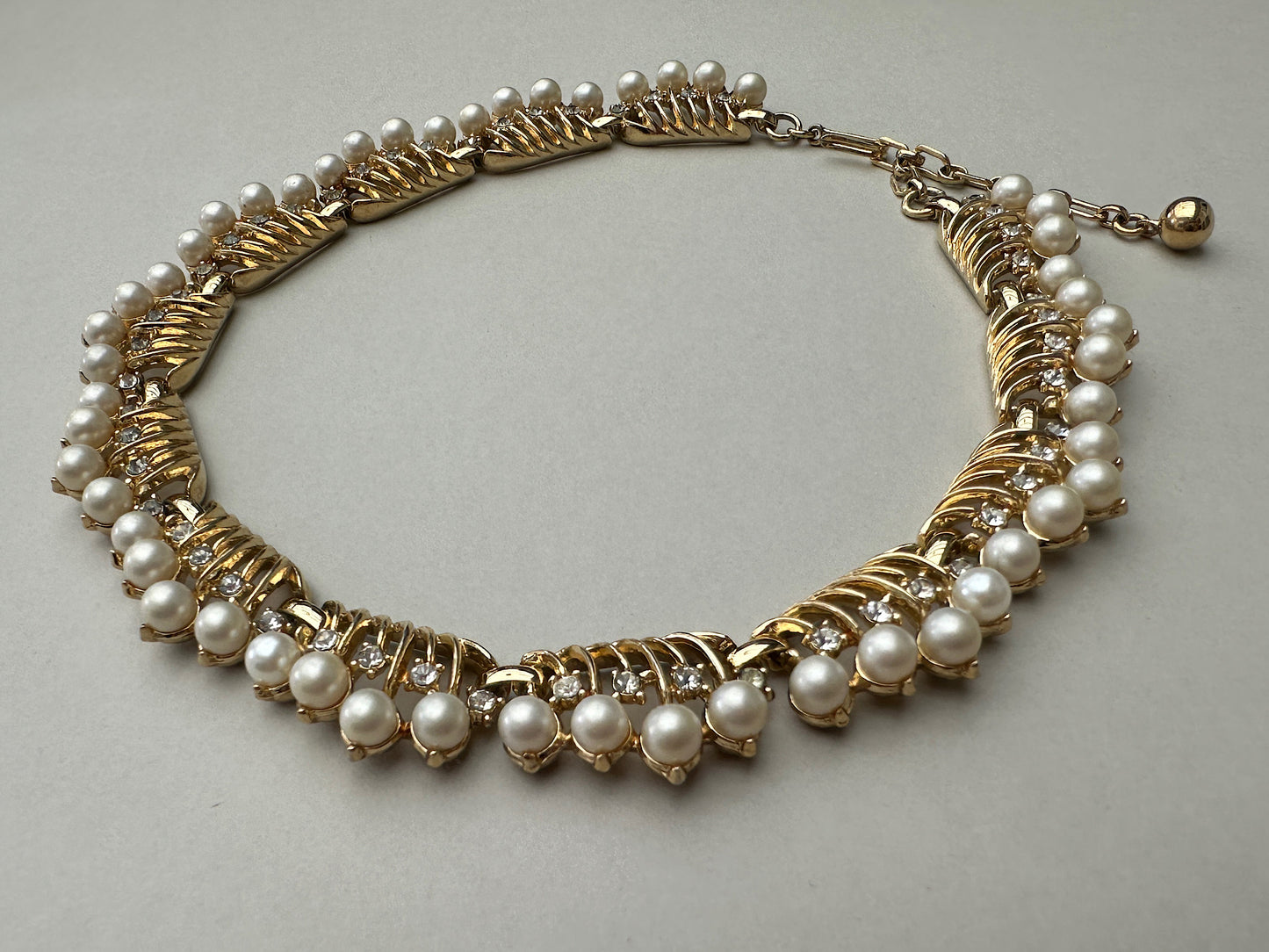 VJ-9078 Crown Trifari Vintage Pearl Gold Necklace – Elegant Classic Design