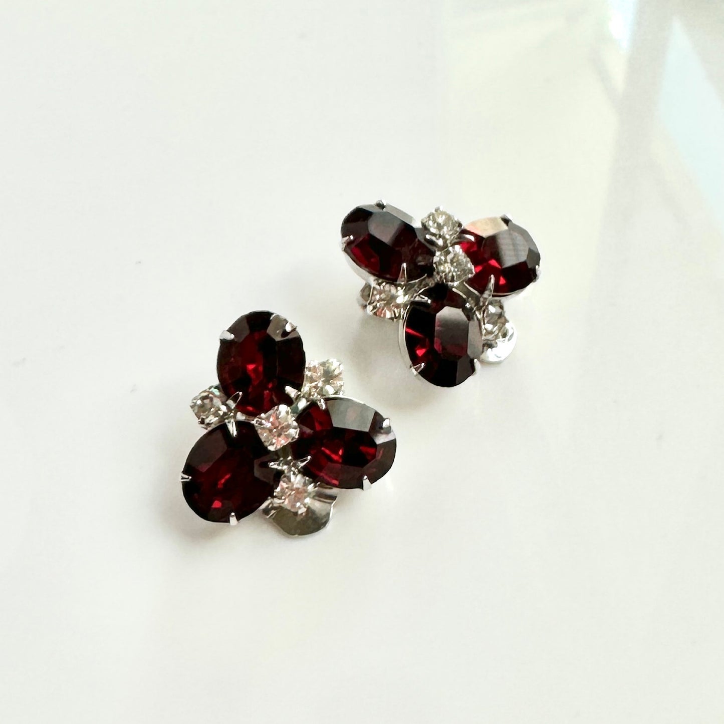 Hattie Carnegie 赤いラインストーンのイヤリング|ヴィンテージジュエリー VJ-9084