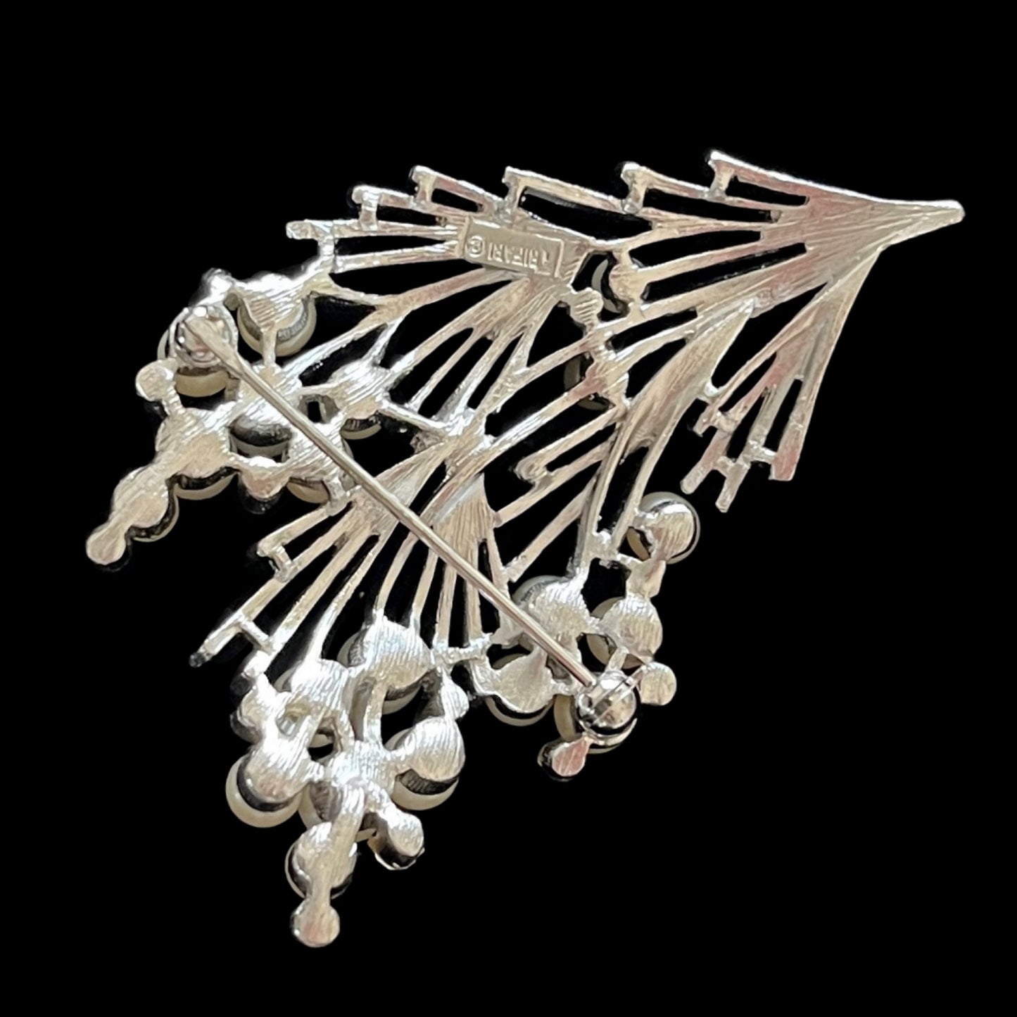 VJ-9048 TRIFARI Pearl bouquet brooch Trifari