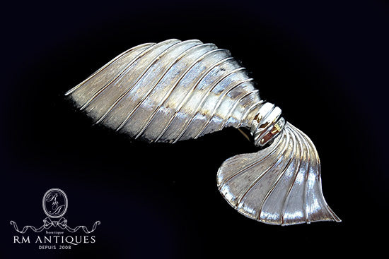 Crown TRIFARI シルバーボーダーリボンのブローチ トリファリ