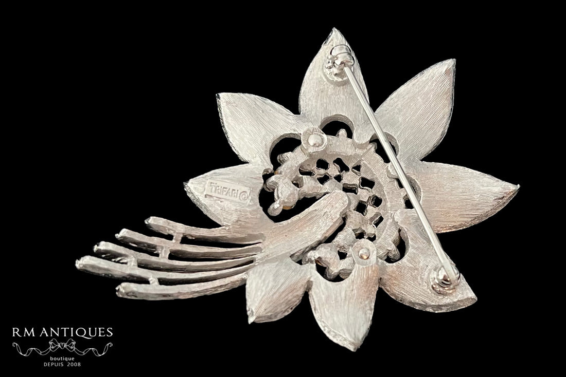 Trifari ラインストーンのお花のブローチ トリファリ