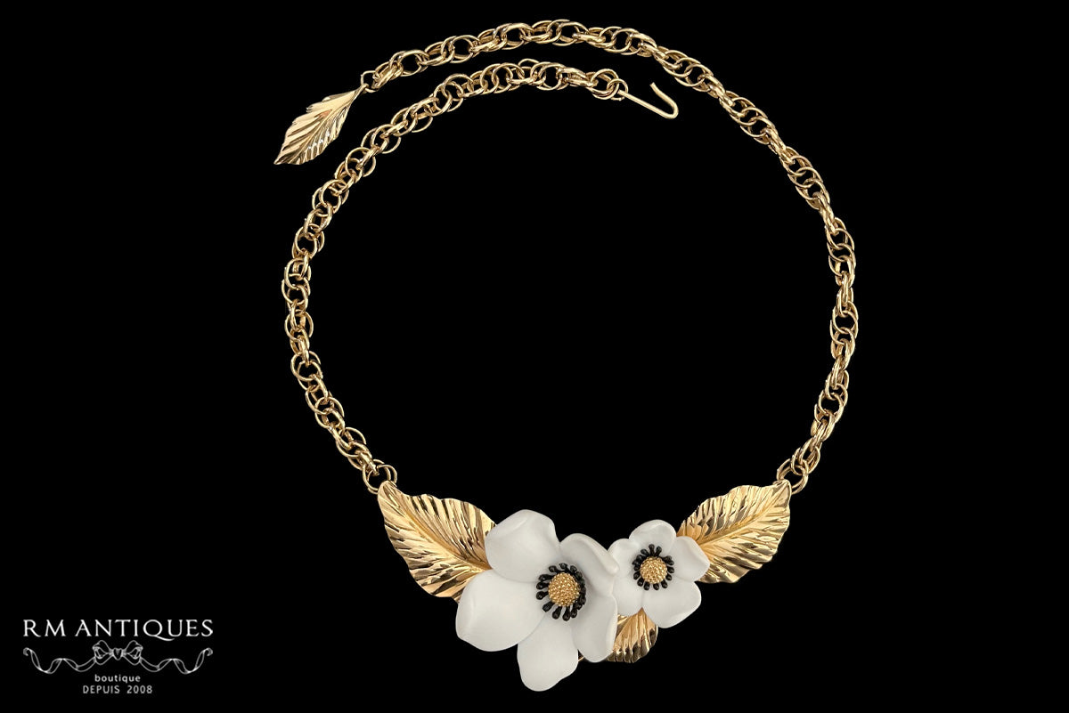 Avon Louis Feraud "Blossoms of Spring" 1984 白いお花のネックレス