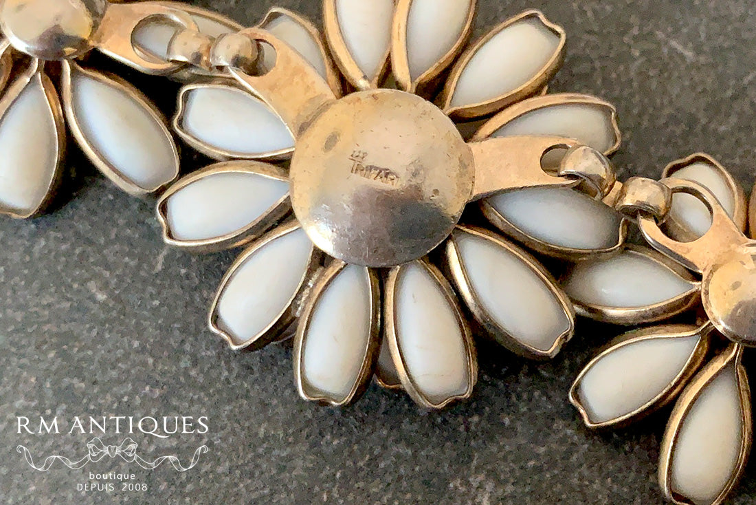 Crown Trifari Milk Glass Daisy Necklace — Vintage Costume Jewelry | VJ-8495