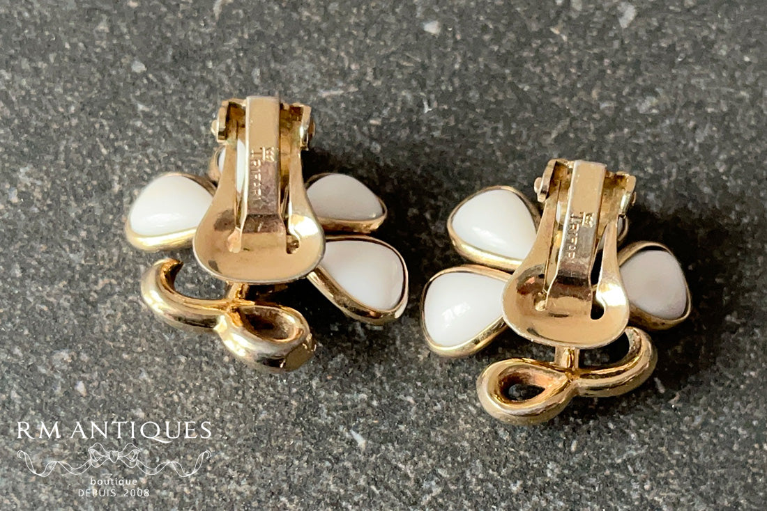 VJ-8556 トリファリ フラワーモチーフ ミルクグラスイヤリング