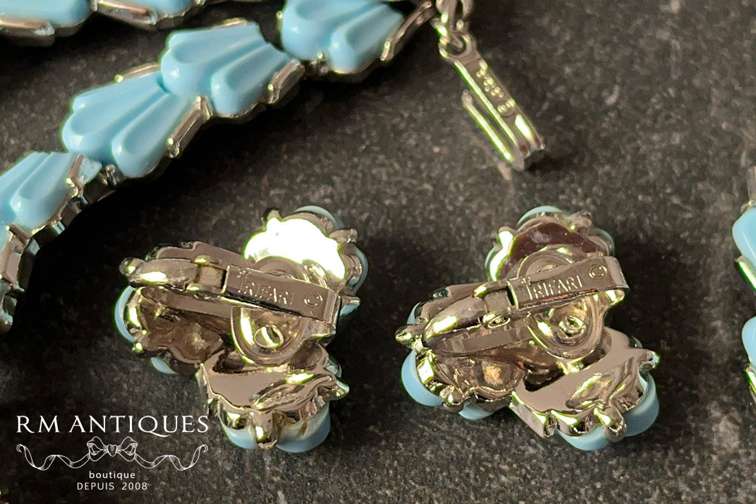 VJ-8568 Trifari Turquoise Lucite Bochon Necklace, Earrings and Bracelet Parure Trifari