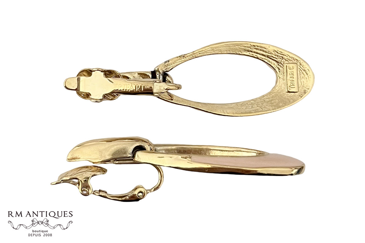 Trifari ピンクベージュのエナメルドロップイヤリング トリファリ– ヴィンテージ コスチュームジュエリー