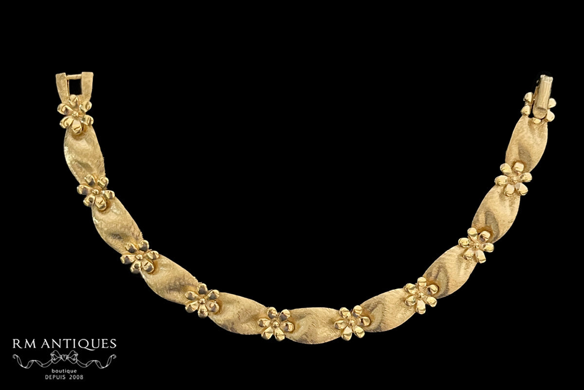 VJ-8833 Crown Trifari ゴールドリボンブレスレット – サテンマット仕上げの大人可愛いデザイン