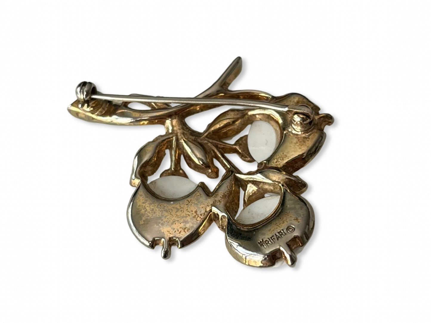 Crown Trifari ヴィンテージ フルーツブローチ – ホワイトルーサイトカボション & ゴールドメタル(1950年代)