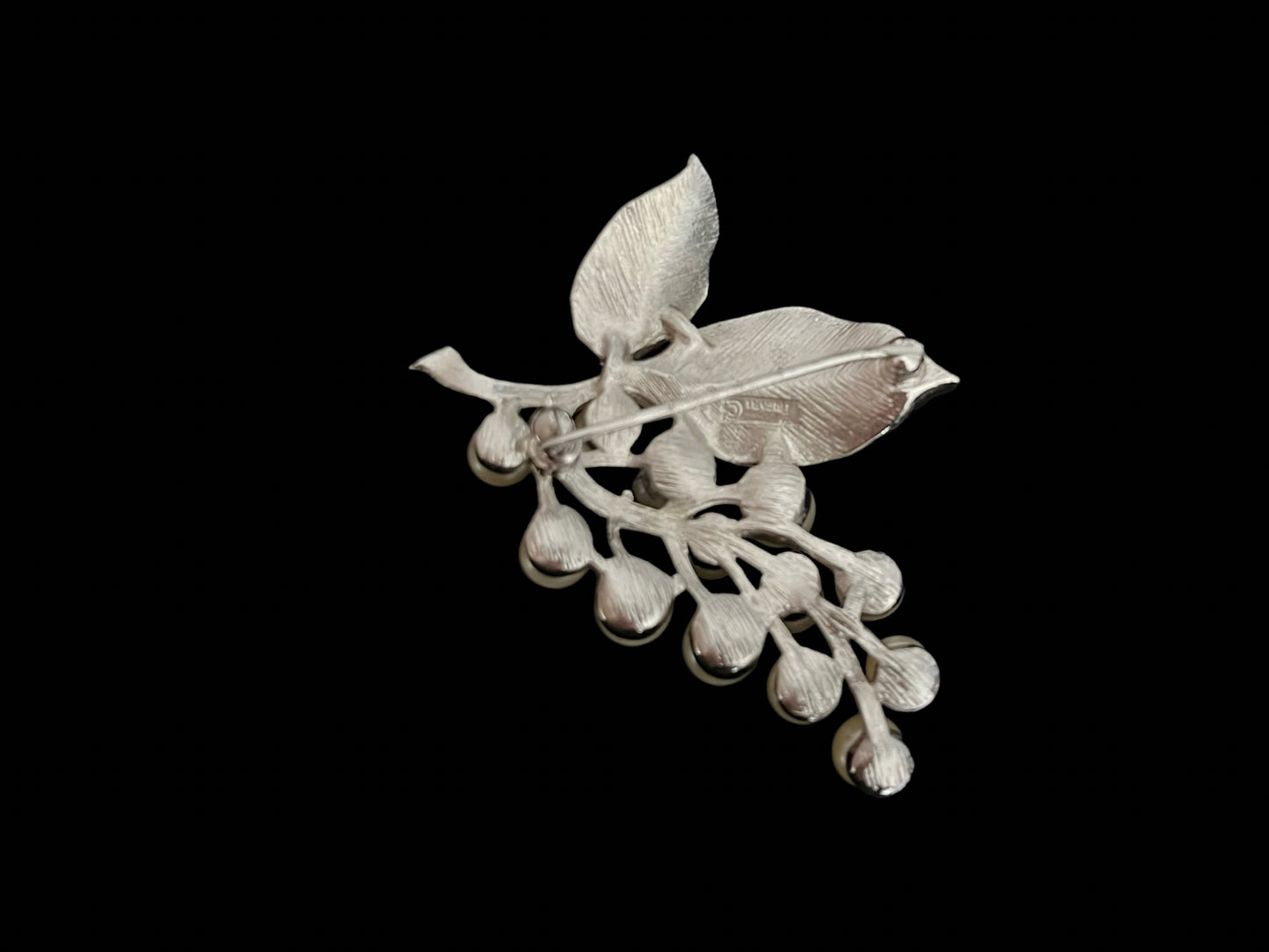 Crown Trifari Pearl & Leaf Brooch | Vintage Gold Tone Design | VJ-8938