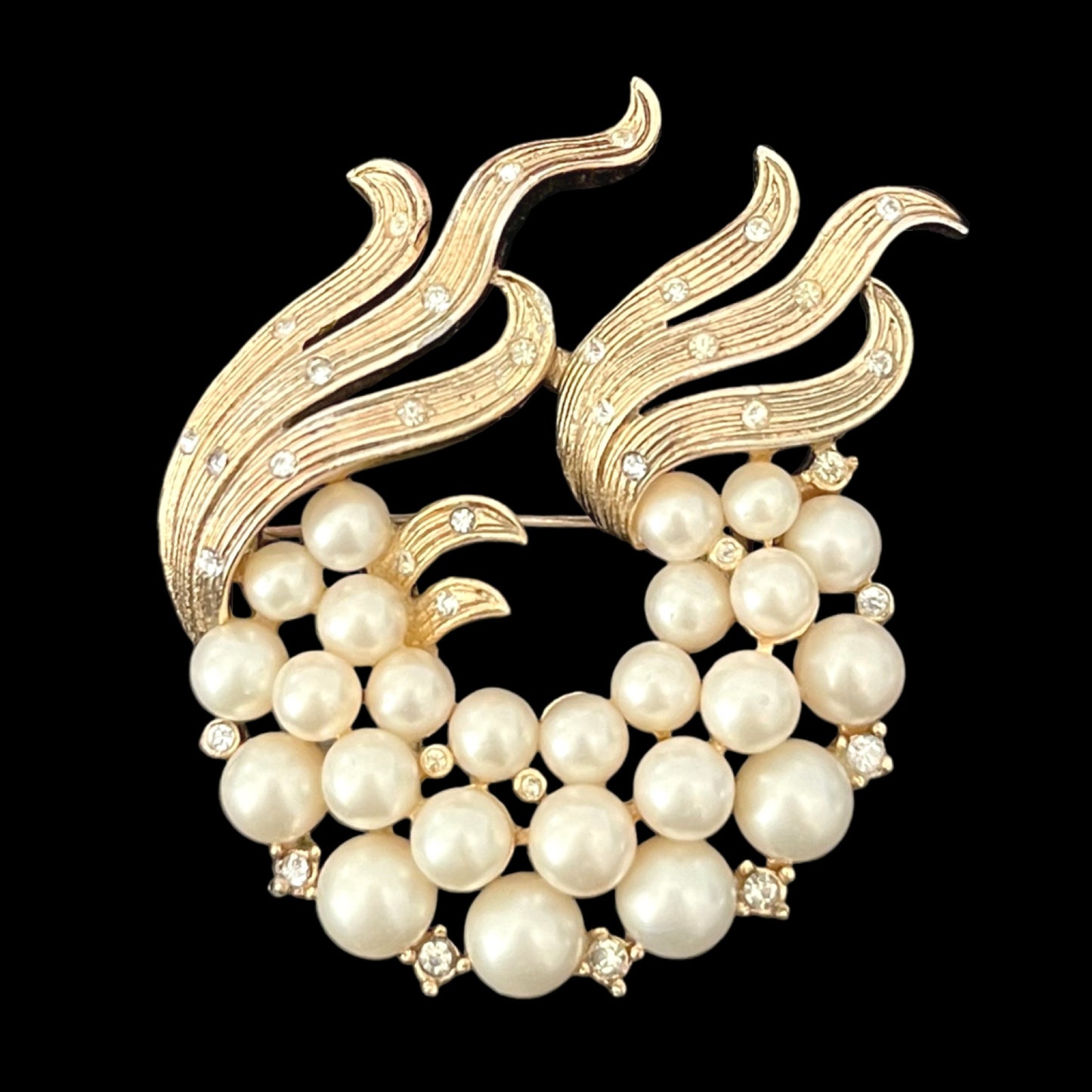 VJ-9032 Trifari Pearl Brooch Trifari