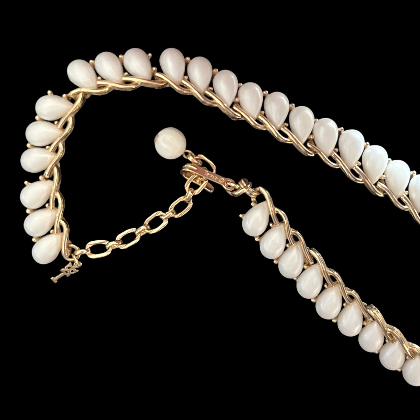 VJ-9034 Crown Trifari Pearl Cabochon Necklace Trifari