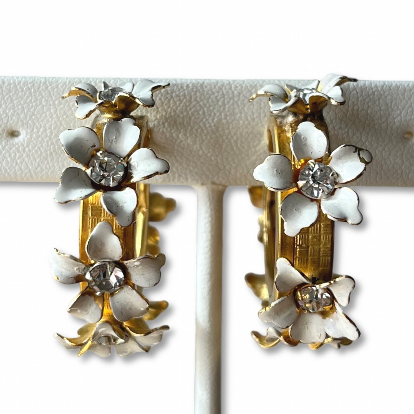 VJ-5825 Miriam Haskell White flower gold hoop earrings