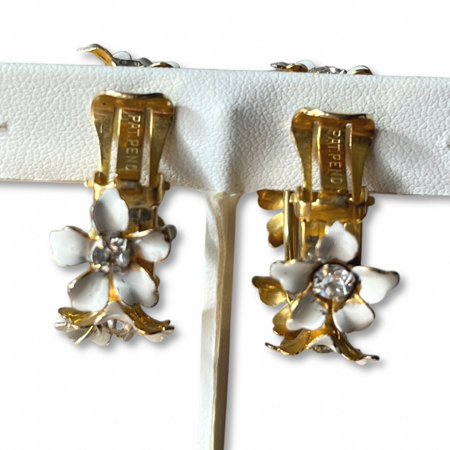 VJ-5825 Miriam Haskell White flower gold hoop earrings