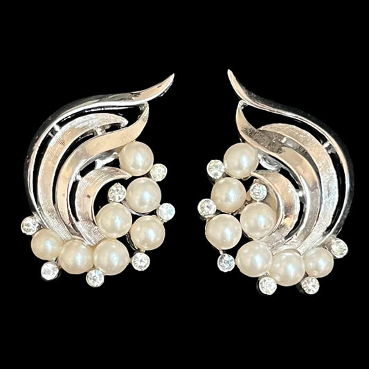 VJ-2923 Trifari Pearl and wave earrings Trifari