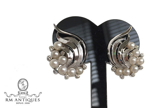 VJ-2923 Trifari Pearl and wave earrings Trifari