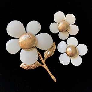 Sarah Coventry White enamel brooch and earrings Demiparure Flower Flattery 1968