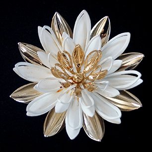 Sarah Coventry 'WATER LILY' 1966 Enamel white flower brooch Sarah Coventry