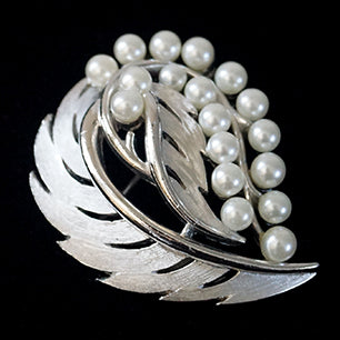 VJ-4909 Crown Trifari Pearl and leaf brooch Trifari