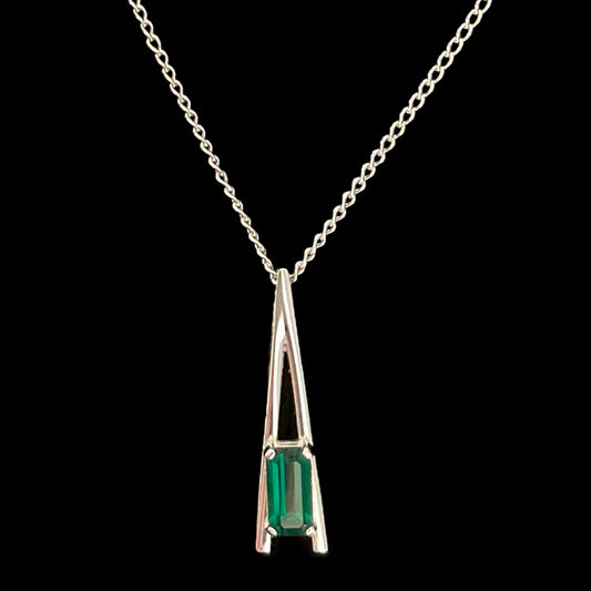 VJ-5121 Avon "Plaza IV" 1975 Emerald stone necklace Avon