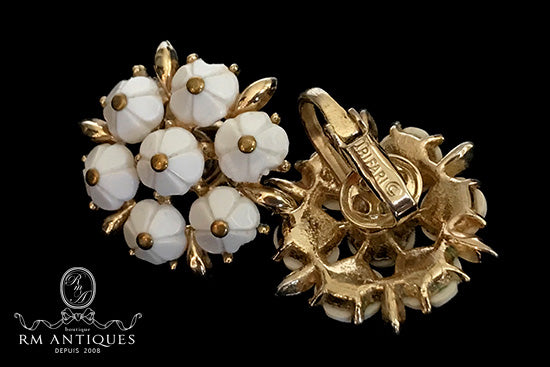 VJ-5795 Trifari White Lucite Flower Earrings and Bracelet Demiparure