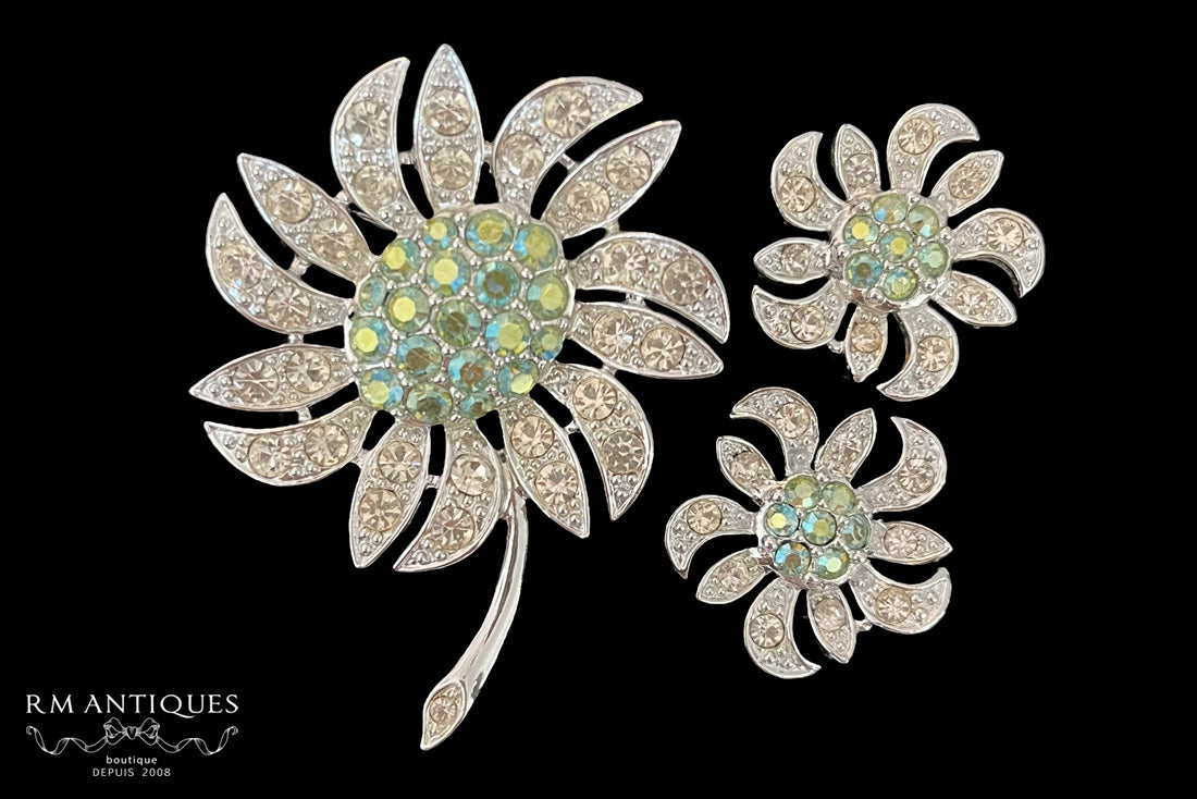 VJ-6371 Sarah Coventry Aurora Peridot Glass Brooch and Earrings Demiparure Moutain Flower 1968