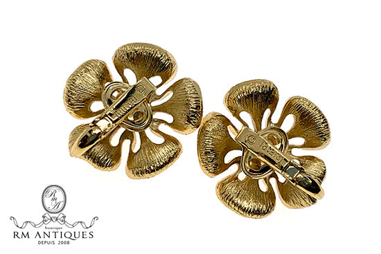 VJ-6931 Trifari Flower Brooch &amp; Earrings Parure Trifari