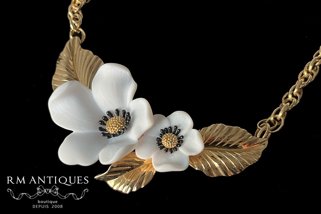 VJ-7596 Avon Louis Feraud "Blossoms of Spring" 1984 White flower necklace