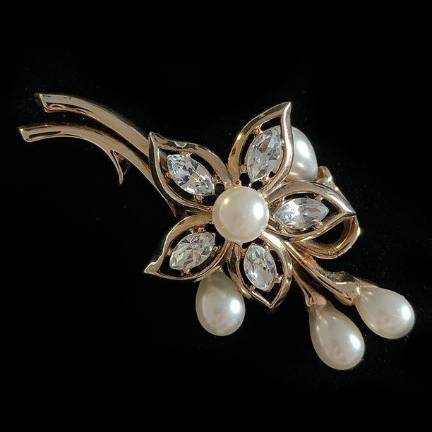 VJ-8215 Trifari Gold flower brooch Trifari