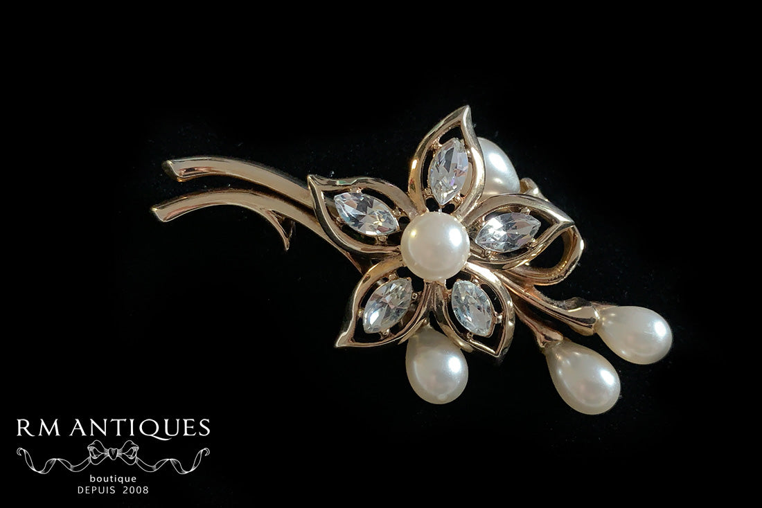 VJ-8215 Trifari Gold flower brooch Trifari