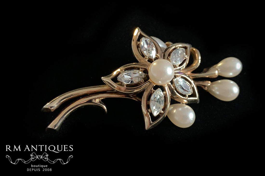 VJ-8215 Trifari Gold flower brooch Trifari