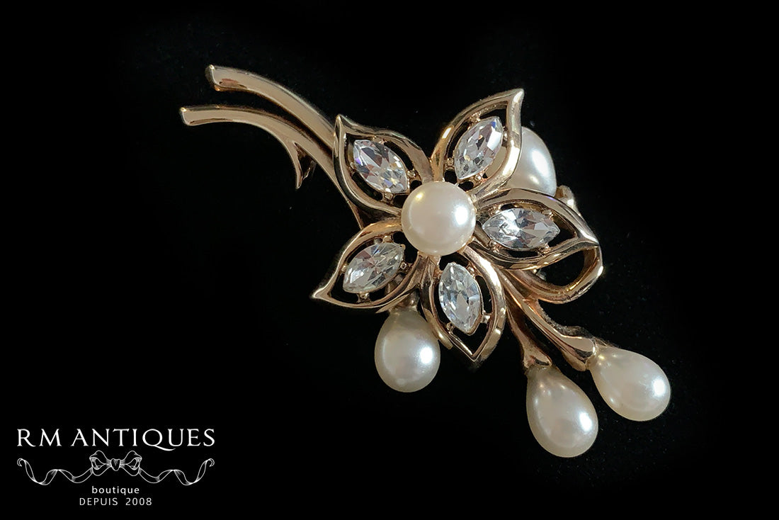 VJ-8215 Trifari Gold flower brooch Trifari