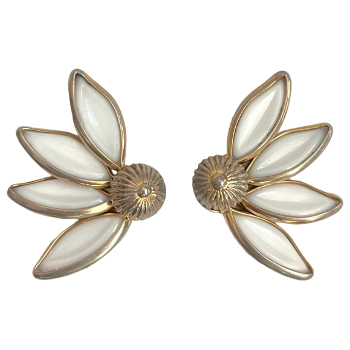 VJ-8557 Trifari PetalTime Milk Glass Earrings Daisy Alfred Philippe