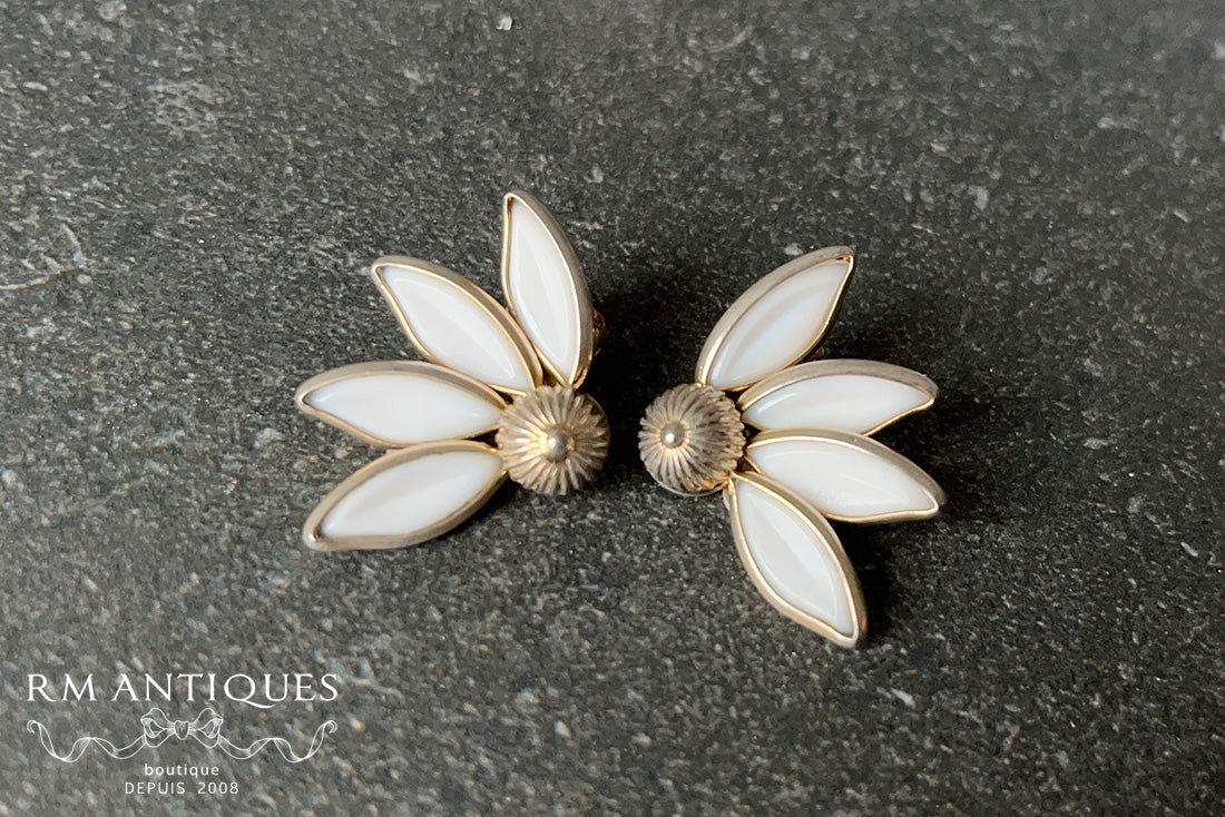 VJ-8557 Trifari PetalTime Milk Glass Earrings Daisy Alfred Philippe