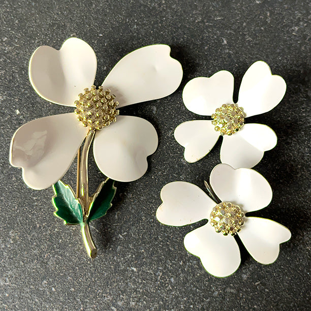 VJ-8562 Sarah Coventry 1969 DOGWOOD dogwood brooch and earrings parure