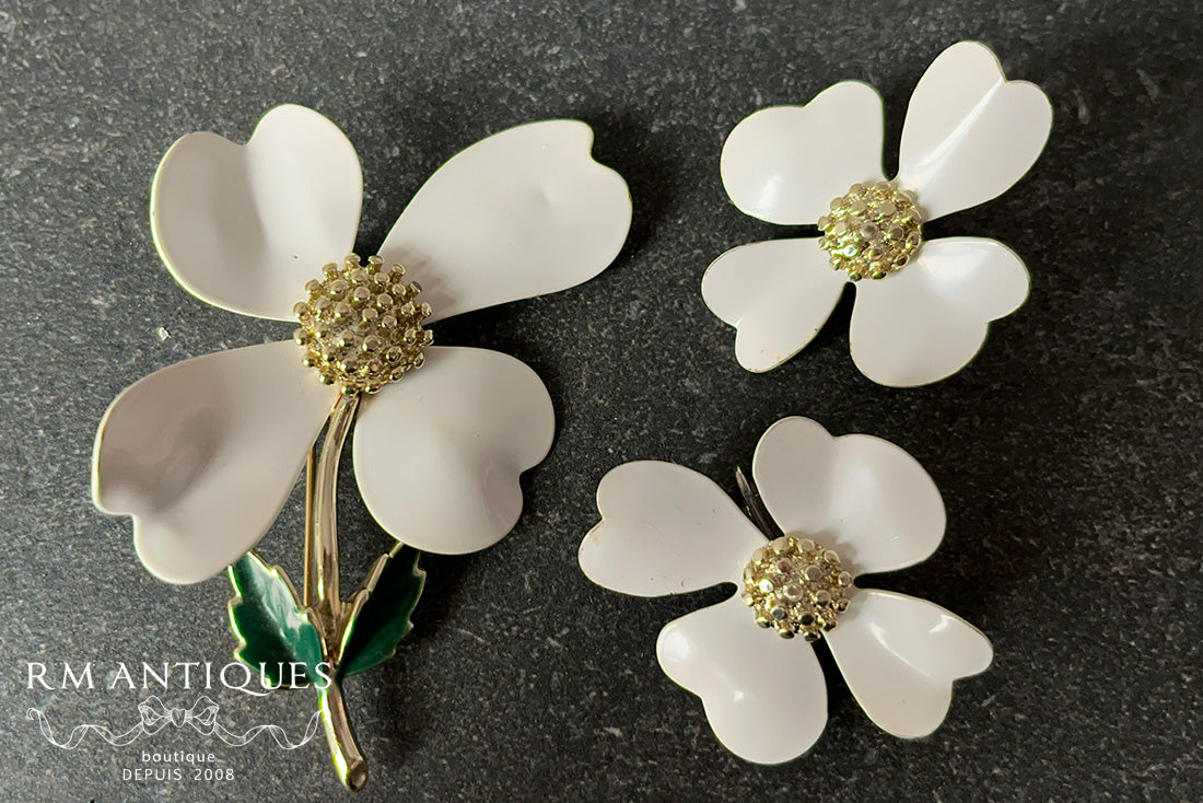 VJ-8562 Sarah Coventry 1969 DOGWOOD dogwood brooch and earrings parure