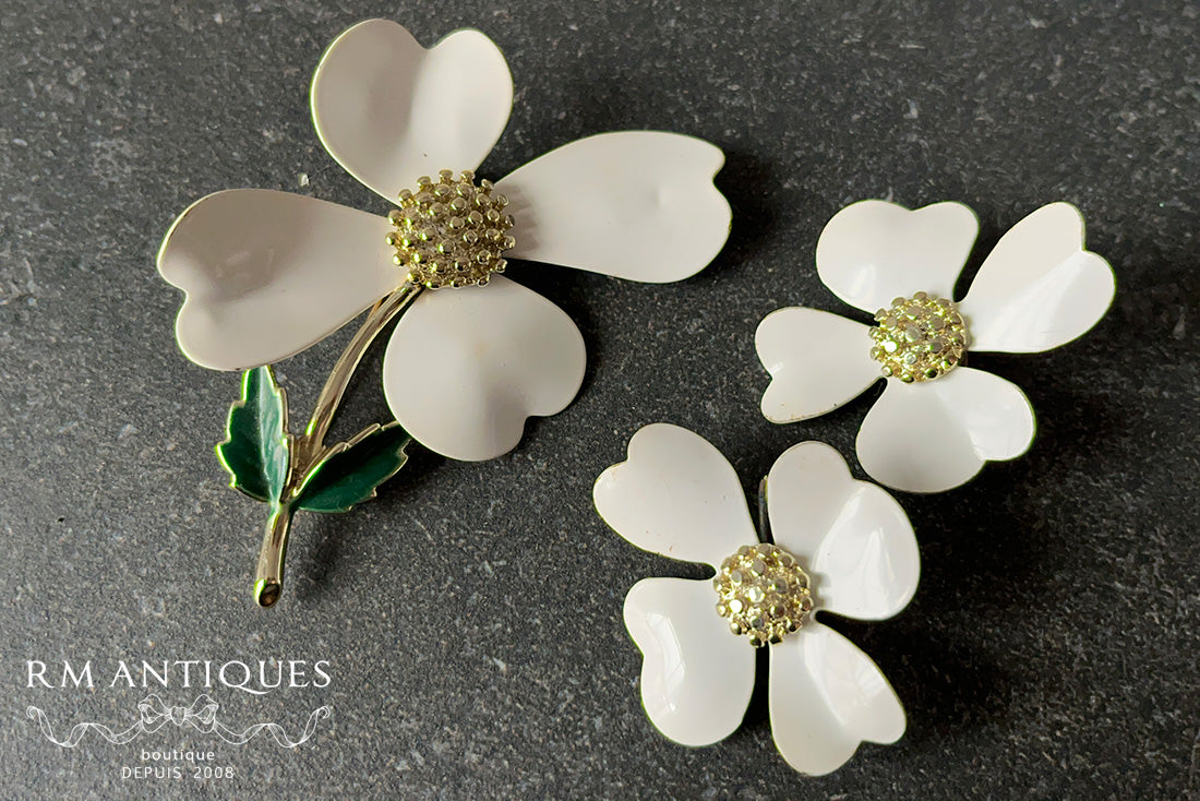 VJ-8562 Sarah Coventry 1969 DOGWOOD dogwood brooch and earrings parure