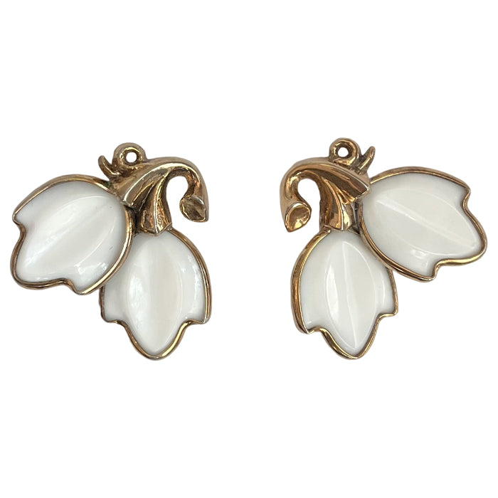 VJ-8725 Trifari pat pend flower motif milk glass earrings Trifari