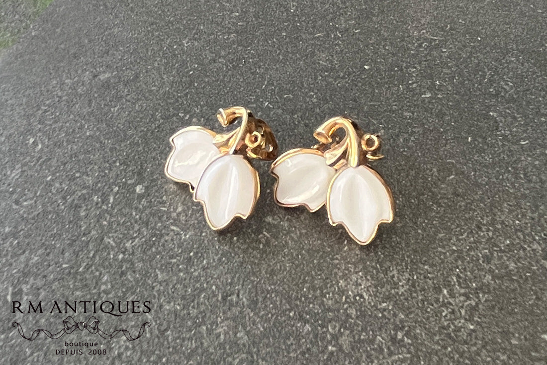 VJ-8725 Trifari pat pend flower motif milk glass earrings Trifari