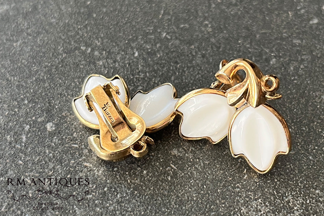 VJ-8725 Trifari pat pend flower motif milk glass earrings Trifari