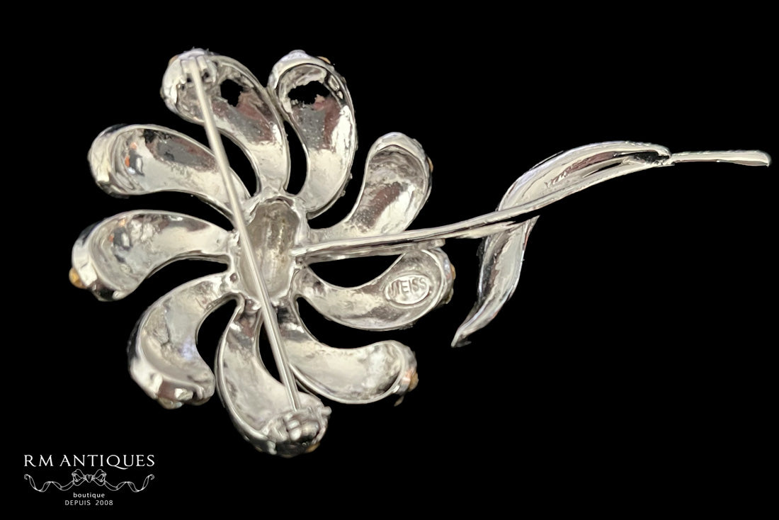 VJ-8790 Weiss flower motif brooch