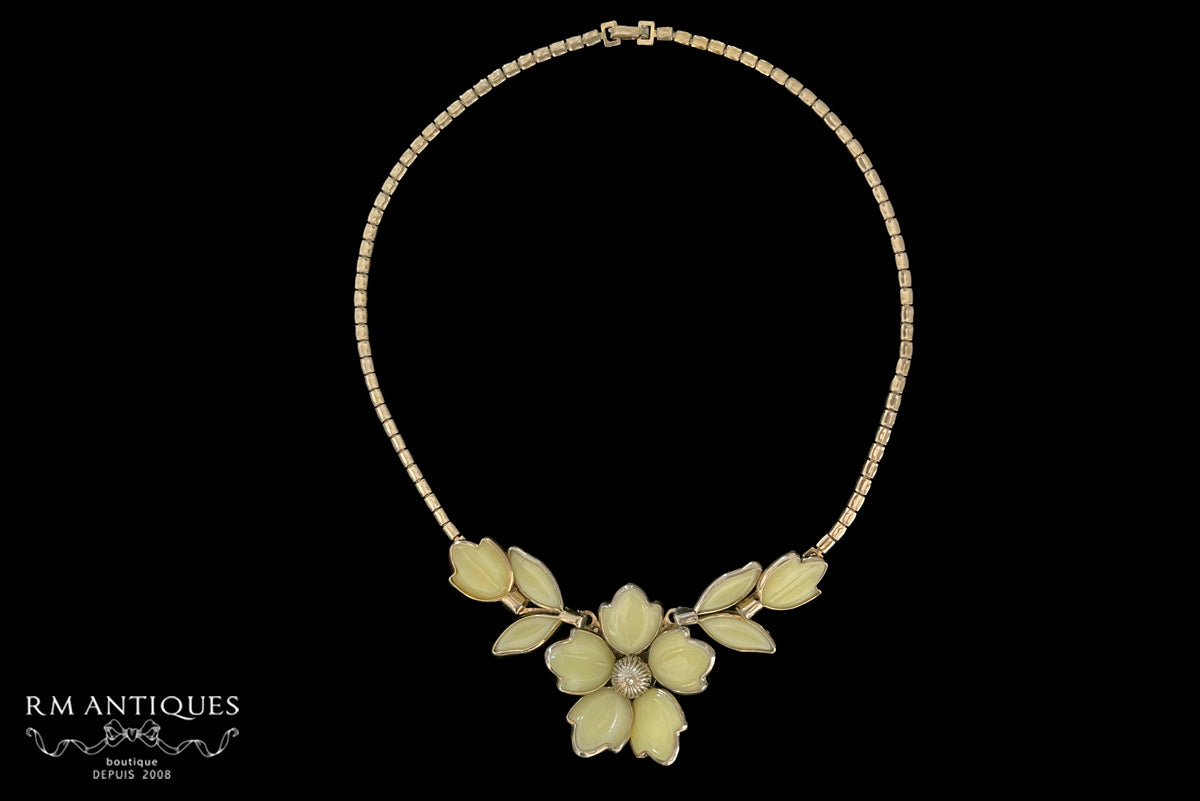 VJ-8826 Trifari Milk Glass Dodaisy Choker Necklace Yellow Trifari