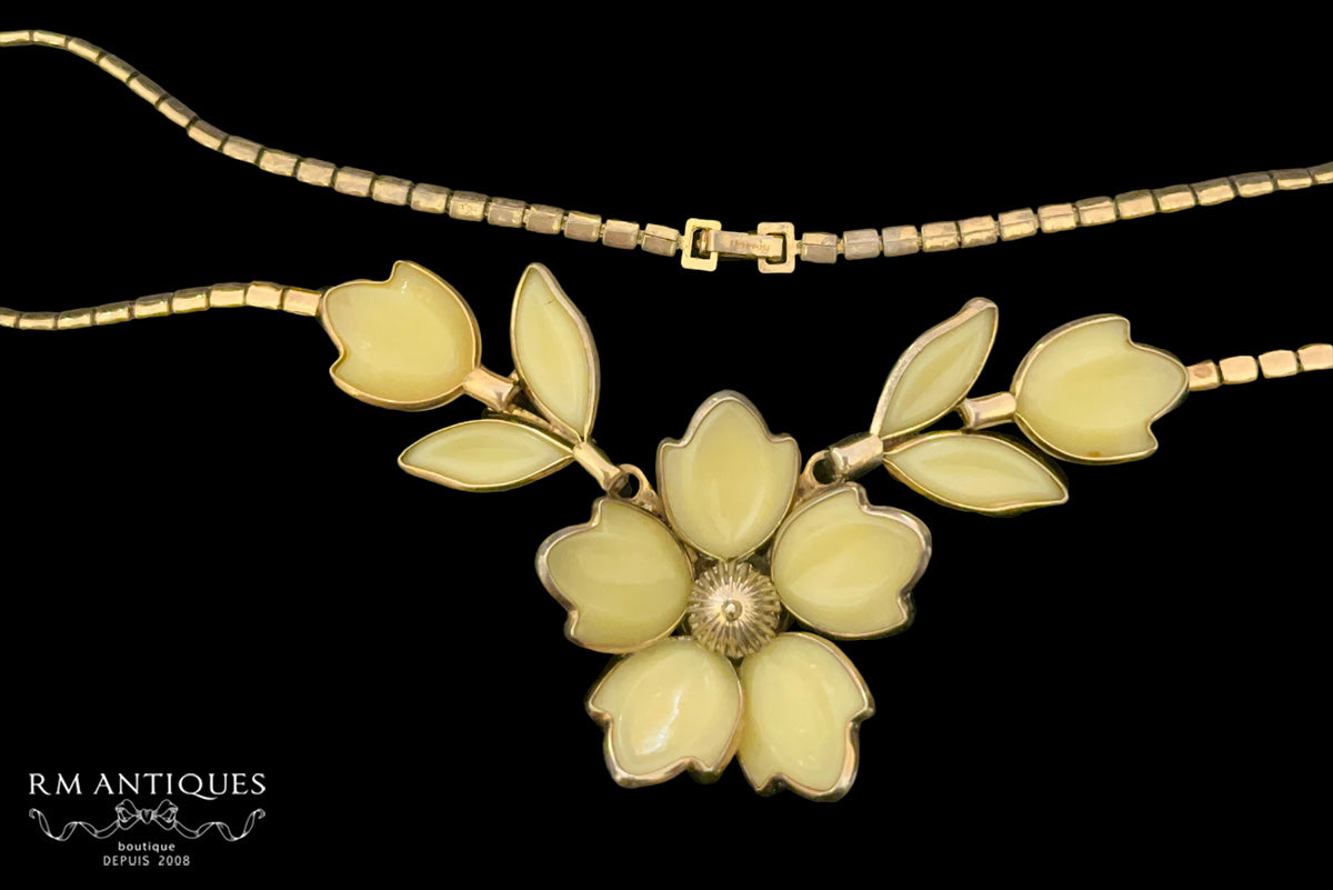 VJ-8826 Trifari Milk Glass Dodaisy Choker Necklace Yellow Trifari