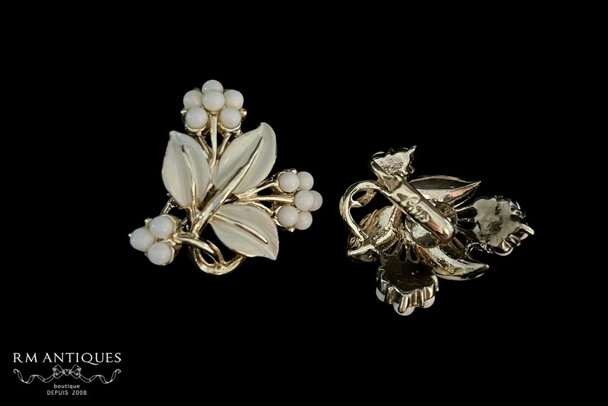 VJ-8831 Pegasus Coro White Flower &amp; Leaf Earrings Coro