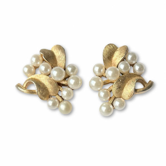 VJ-8925 Crown Trifari Gold leaf and pearl earrings Trifari