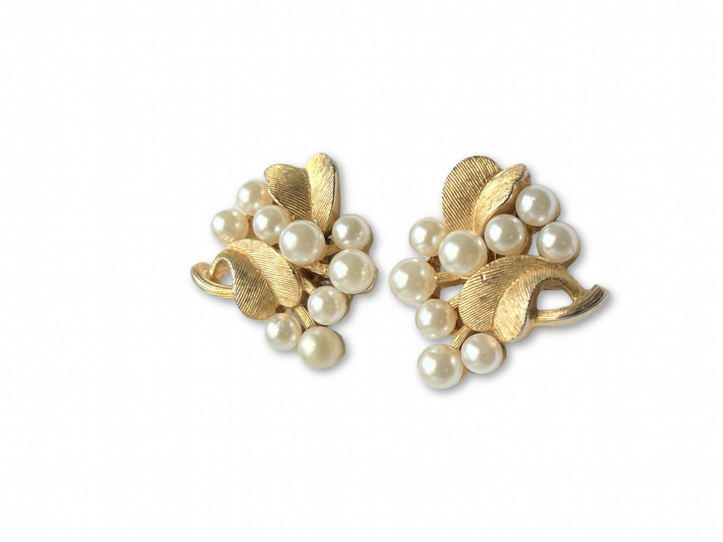 VJ-8925 Crown Trifari Gold leaf and pearl earrings Trifari