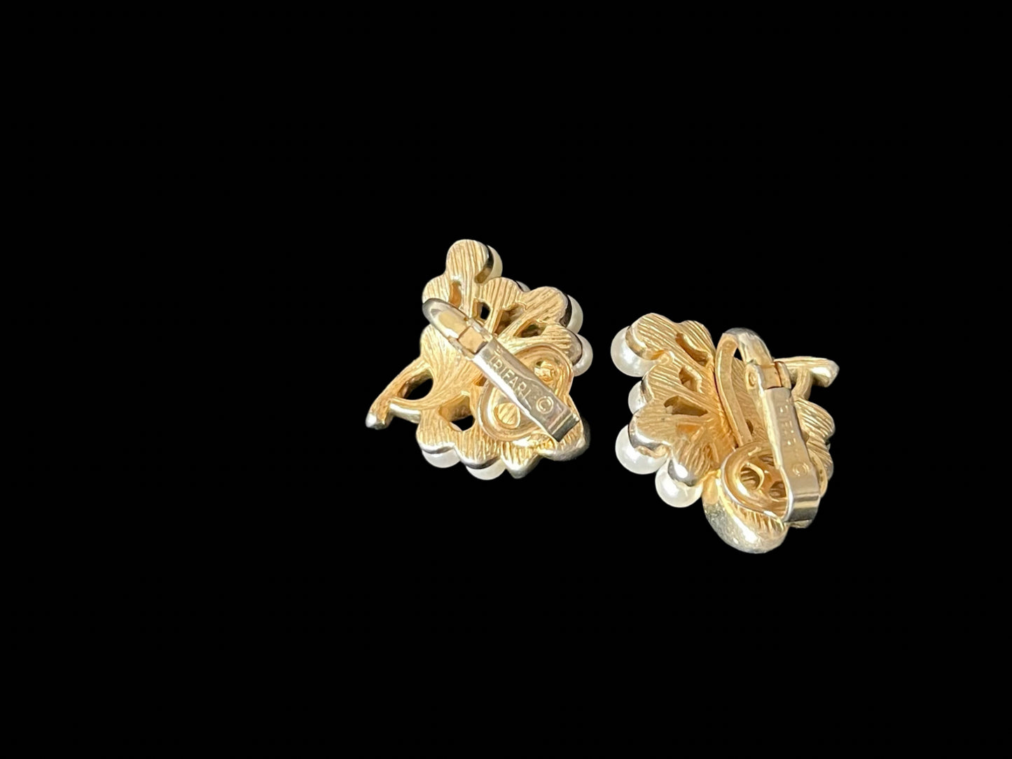 VJ-8925 Crown Trifari Gold leaf and pearl earrings Trifari