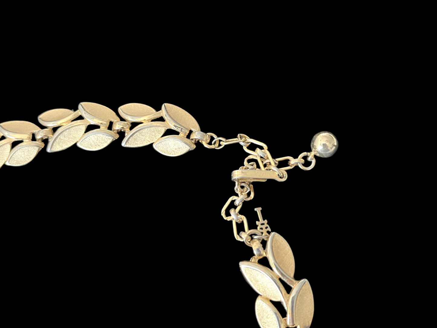 VJ-8930 Trifari Gold Leaf Link Necklace Trifari