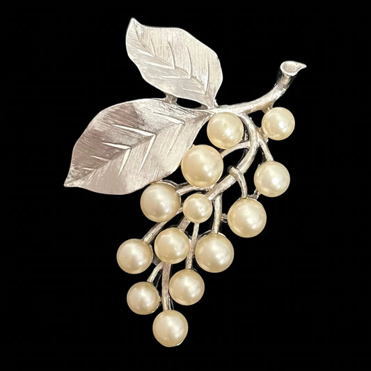 VJ-8938 Crown Trifari Pearl and leaf brooch Trifari