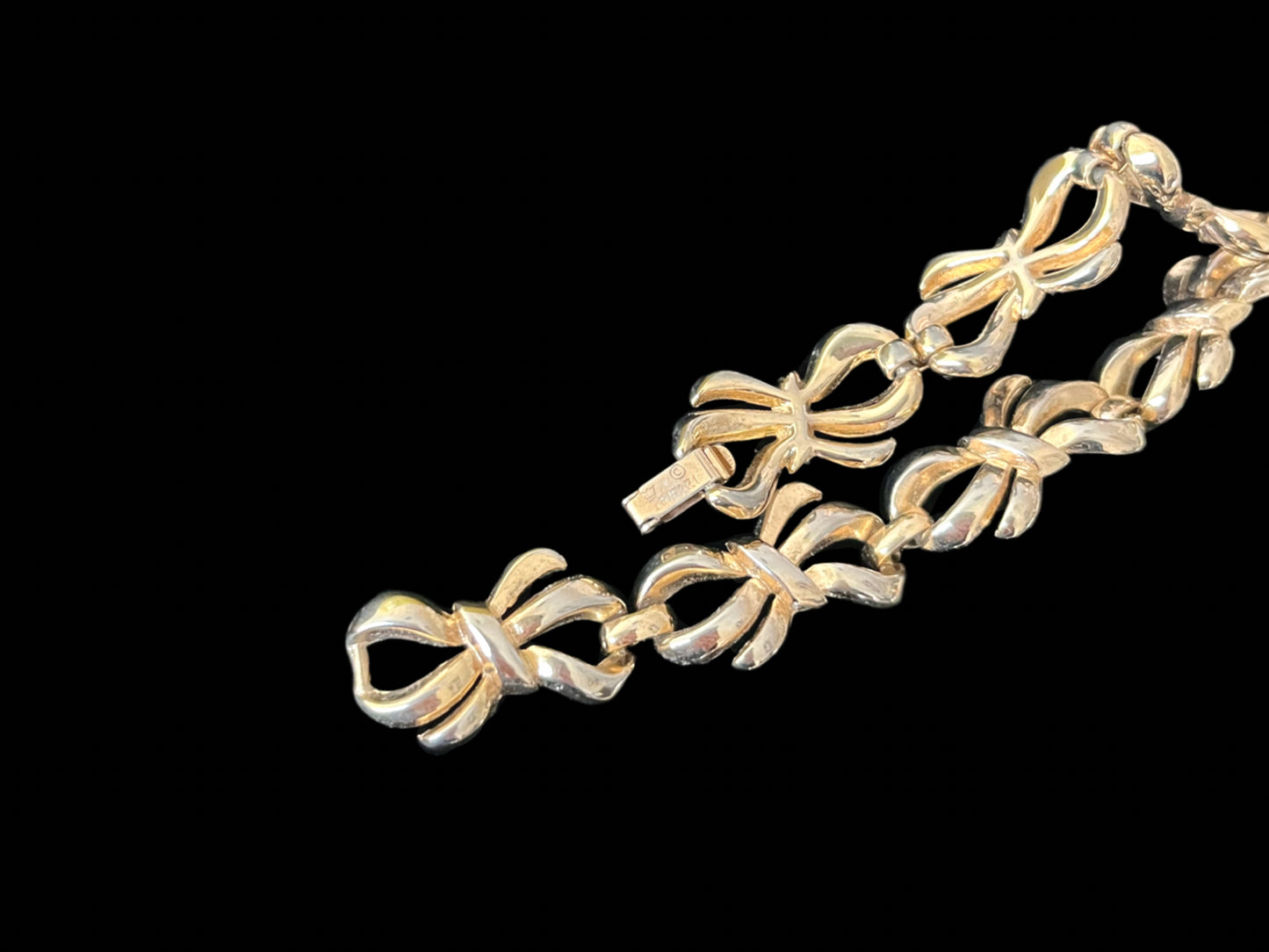 VJ-8952 Trifari Gold ribbon link bracelet Trifari